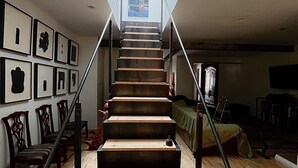 Un escalier surmonté d’une lucarne donnant accès au deuxième étage.