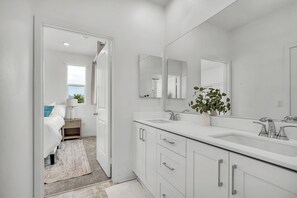 Shower, hair dryer, towels, soap - Multi-Level Corner Home in Prime Gated Community (Los Angeles)