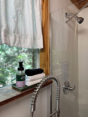 Dusj, håndklær og toalettpapir