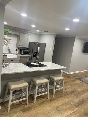 Refrigerador, microondas, horno, placa de cocina