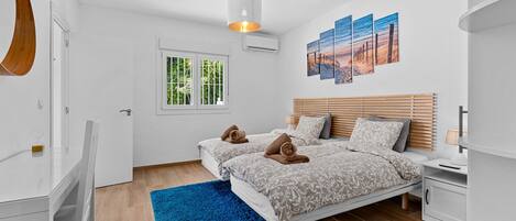 4 bedrooms, iron/ironing board, free WiFi, bed sheets