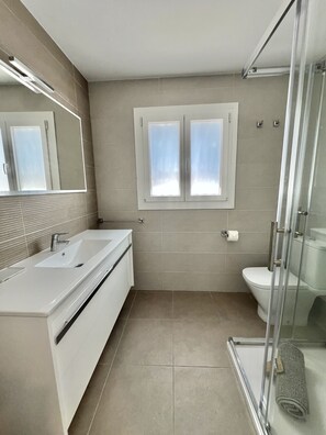 Dusche, Haartrockner, Handtücher