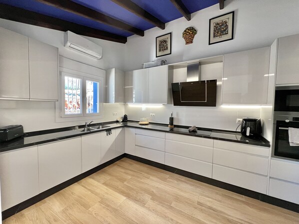 Fridge, microwave, oven, dishwasher