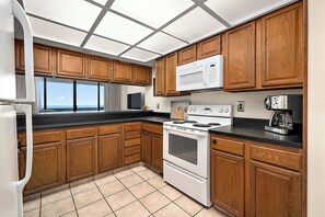 Geladeira, micro-ondas, fogão, cooktop