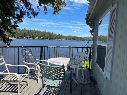 Family friendly 3-bedroom lake front cabin in Newport with a private dock