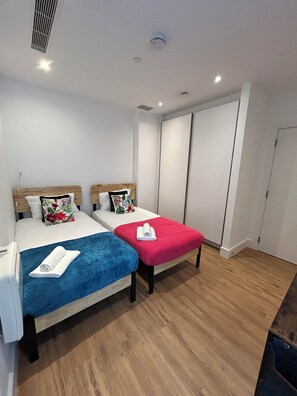 2 bedrooms, iron/ironing board, WiFi, bed sheets - Premium 2 Bed - Near Hanger Lane Station Sky Sport And Movies (London)