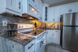 Microwave, oven, stovetop - “Cozy & Spacious Stay Near the Stadium – Ideal for Event Fans and Travelers!” (Tampa)