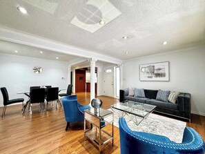 Casa, vista al jardín | Área de sala de estar