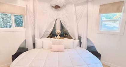 Romantic Cabin on the Lake with a Waterfront View - Stay at the Lavender Loft