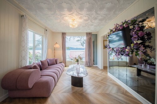 Romantic Cabin on the Lake with a Waterfront View - Stay at the Lavender Loft