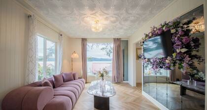 Romantic Cabin on the Lake with a Waterfront View - Stay at the Lavender Loft