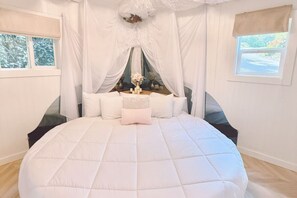 1 bedroom - Romantic Cabin on the Lake with a Waterfront View - Stay at the Lavender Loft (Dunes City)