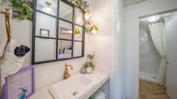 Ducha, secador de pelo y toallas