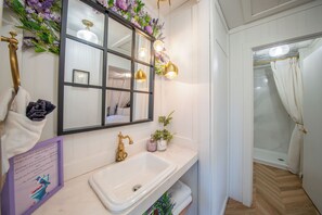 Chuveiro, secador de cabelo, toalhas de banho