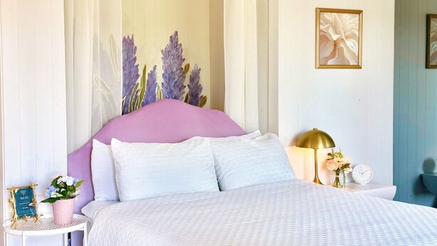 1 bedroom - Romantic Cabin on the Lake with a Waterfront View - Stay at the Lavender Loft (Dunes City)