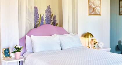 Romantic Cabin on the Lake with a Waterfront View - Stay at the Lavender Loft