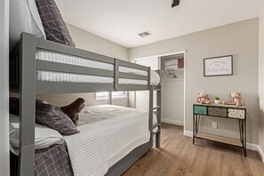 3 bedrooms, internet - Newly Renovated, Modern & Cozy 3-bedroom home in El Mirage, AZ (El Mirage)