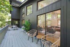 Outdoor dining - Candlewood Chalet | Hot Tub • Lakes • Pool • Games (East Stroudsburg)