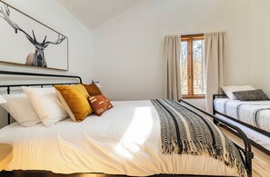 4 bedrooms, desk, travel crib, free WiFi - Candlewood Chalet | Hot Tub • Lakes • Pool • Games (East Stroudsburg)