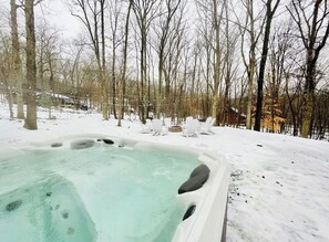 Outdoor spa tub - Candlewood Chalet | Hot Tub • Lakes • Pool • Games (East Stroudsburg)