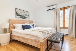 4 bedrooms, desk, travel cot, free WiFi