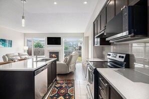 Geladeira, micro-ondas, fogão, cooktop