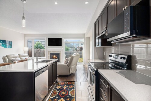 Luxurious Tastefully Furnished 3 Bedroom Home in Ottawa