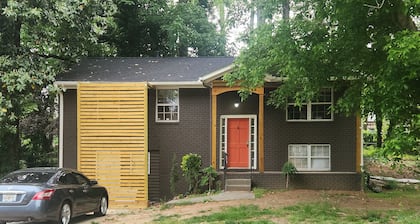Charming 1-bedroom Bed and Breakfast with WiFi and AC in lovely Norcross