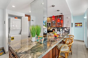 Geladeira, cooktop, talheres/pratos/utensílios de cozinha