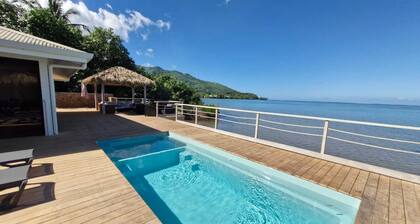 Insolite havre de paix surplombant le lagon turquoise de Haapiti à Moorea