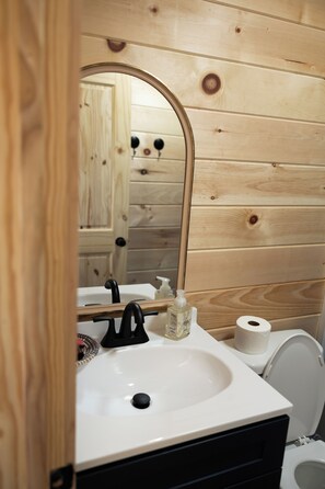 淋浴设施、吹风机、毛巾、肥皂