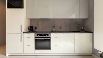 Kühlschrank, Mikrowelle, Ofen, Herdplatte