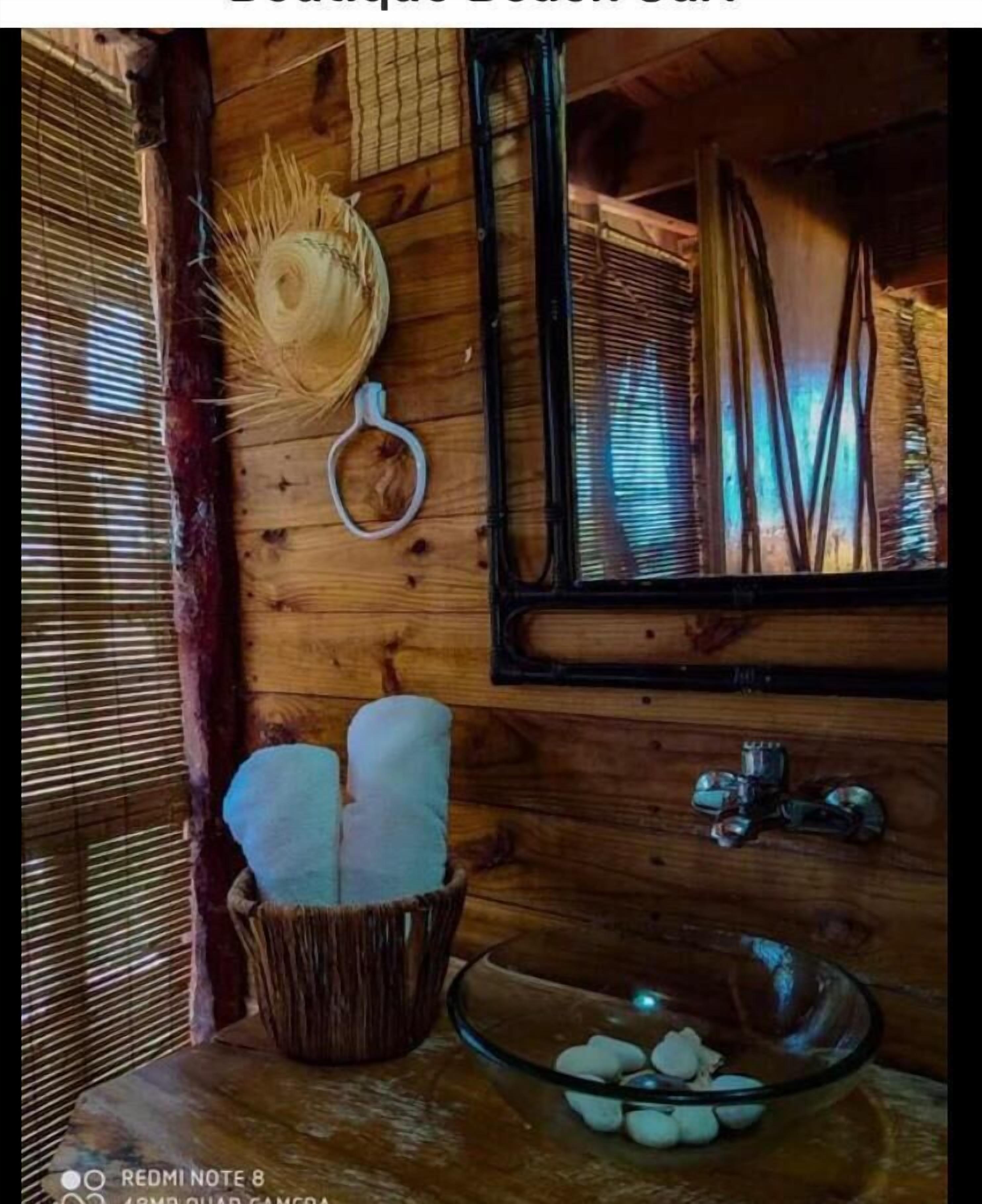 Bungalow familiar, balcón, vista a la playa | Baño | Toallas, jabón, shampoo, papel de baño 