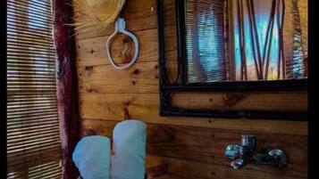 Bungalow familiar, balcón, vista a la playa | Baño | Toallas, jabón, shampoo, papel de baño