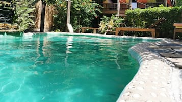 2 piscines extérieures