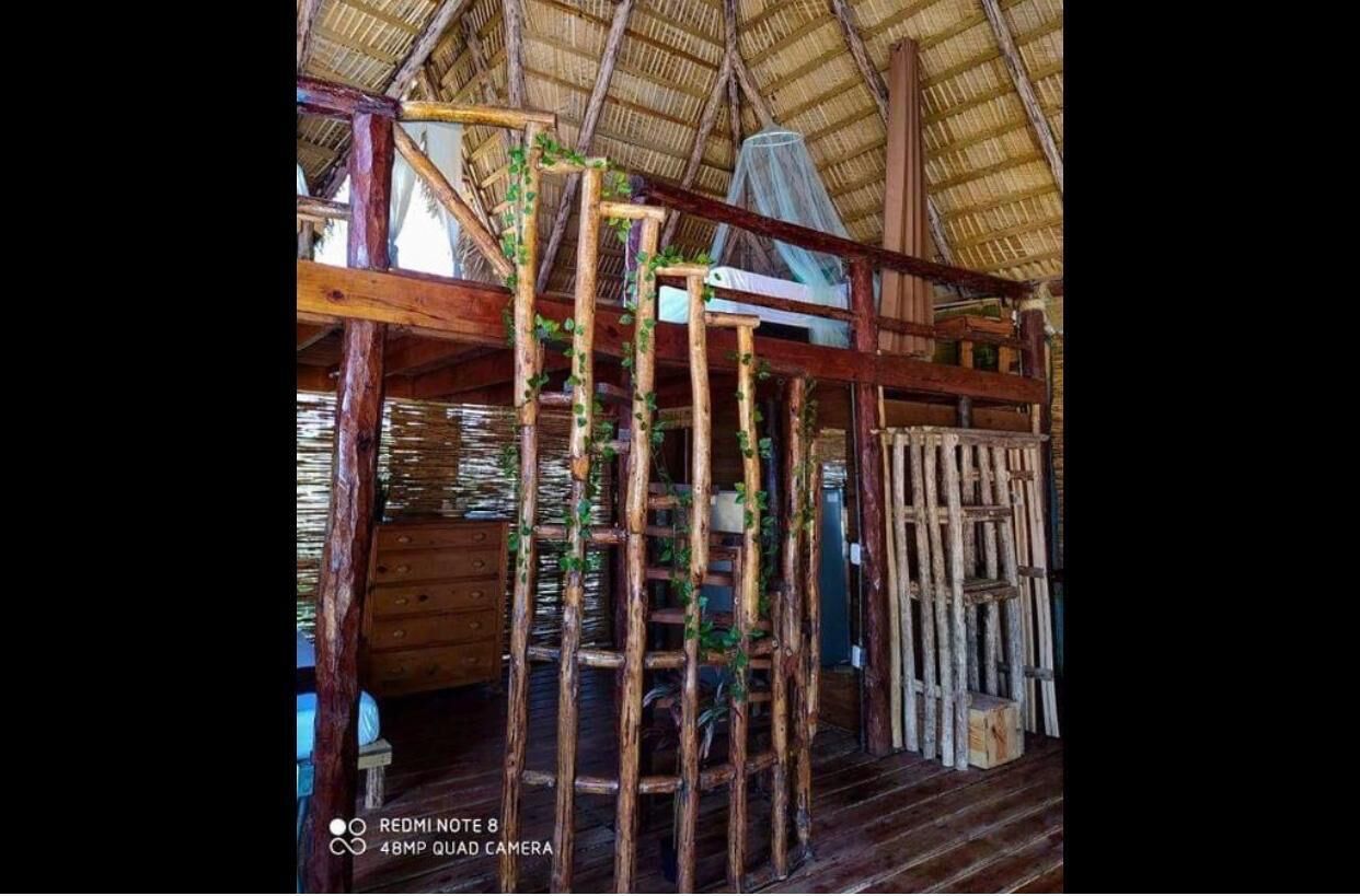 Habitación básica, balcón, vista a la playa | Área de sala de estar