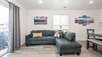 Smart TV, chimenea y oficina