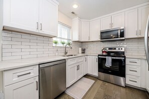 Microwave, oven, stovetop, dishwasher - Updated country home sleeps 8 firepit mountain view close to Hyrum Reservoir (Hyrum)