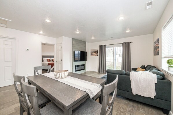 Interior - Updated country home sleeps 8 firepit mountain view close to Hyrum Reservoir (Hyrum)