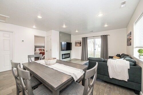 Updated country home sleeps 8 firepit mountain view close to Hyrum Reservoir