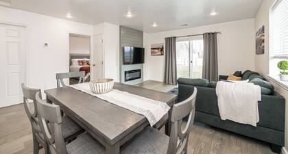 Updated country home sleeps 8 firepit mountain view close to Hyrum Reservoir