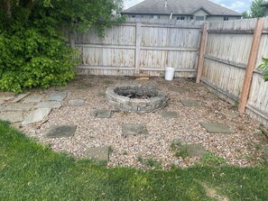 Property grounds - Updated country home sleeps 8 firepit mountain view close to Hyrum Reservoir (Hyrum)