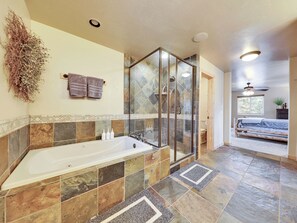 Jetted bath, hair dryer, towels, soap - Aspen Lodge in Brian Head - Sleeps up to 25! (Brian Head)