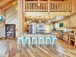 Mikrobølgeovn, ovn, kokeplater og oppvaskmaskin