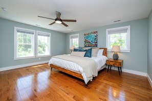 5 habitaciones, escritorio y tabla de planchar con plancha 