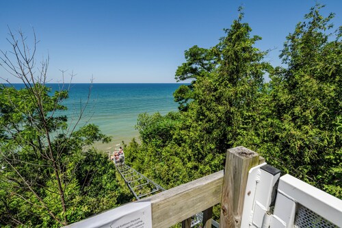 Luxe family Retreat - Walk to Private Beach - Pool - Hot Tub - Arcades