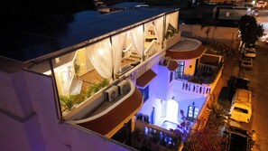 A hotel with a rooftop terrace, outdoor seating area, and a pool. - Big 5-bedroom house in Heart of Merida! Blocks from main streets! Terrace & Pool (Centro)