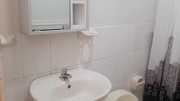 Ducha, toallas, papel higiénico