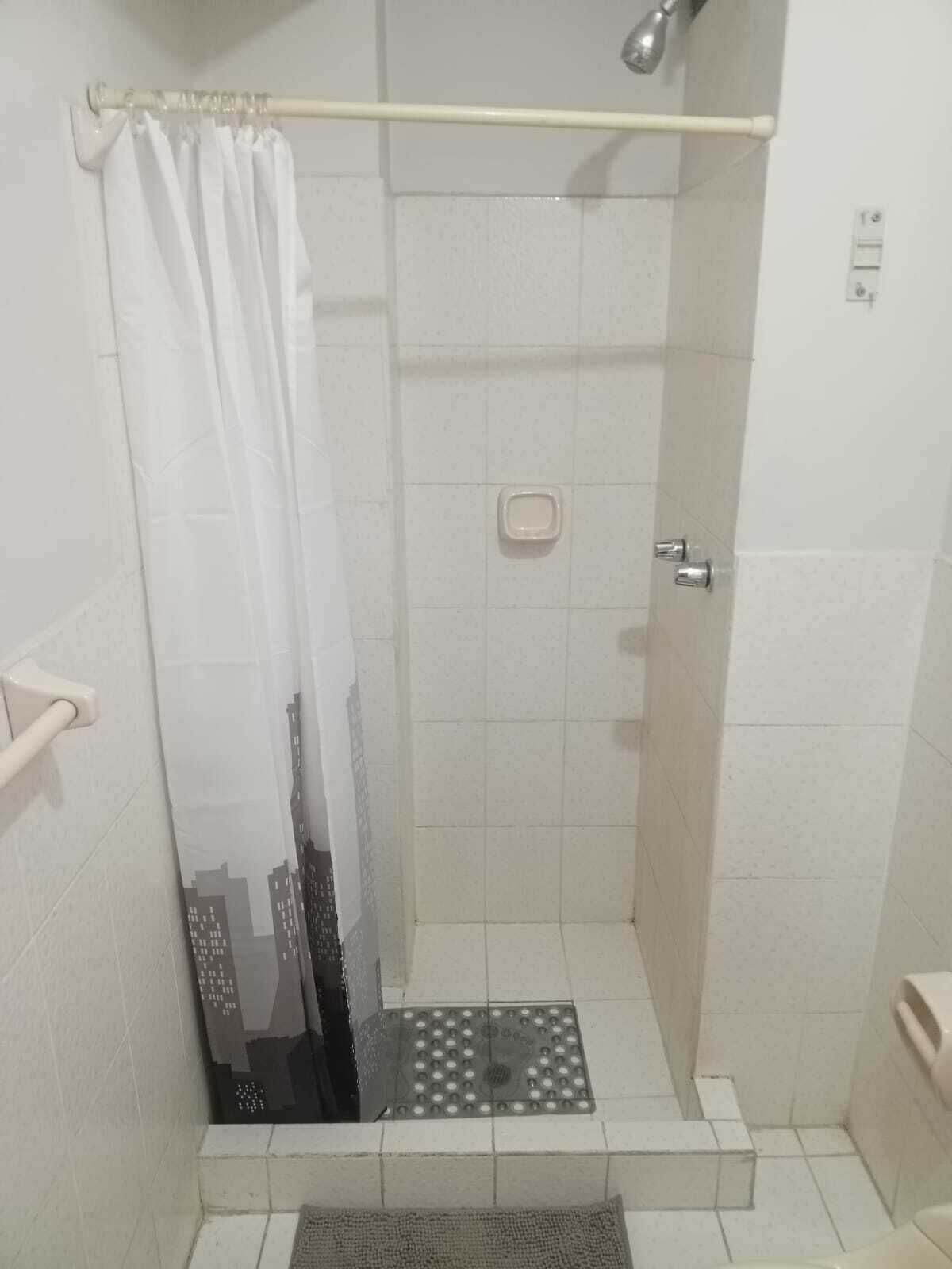 Douche, serviettes fournies, papier toilette