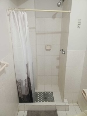 Een douche, handdoeken, toiletpapier